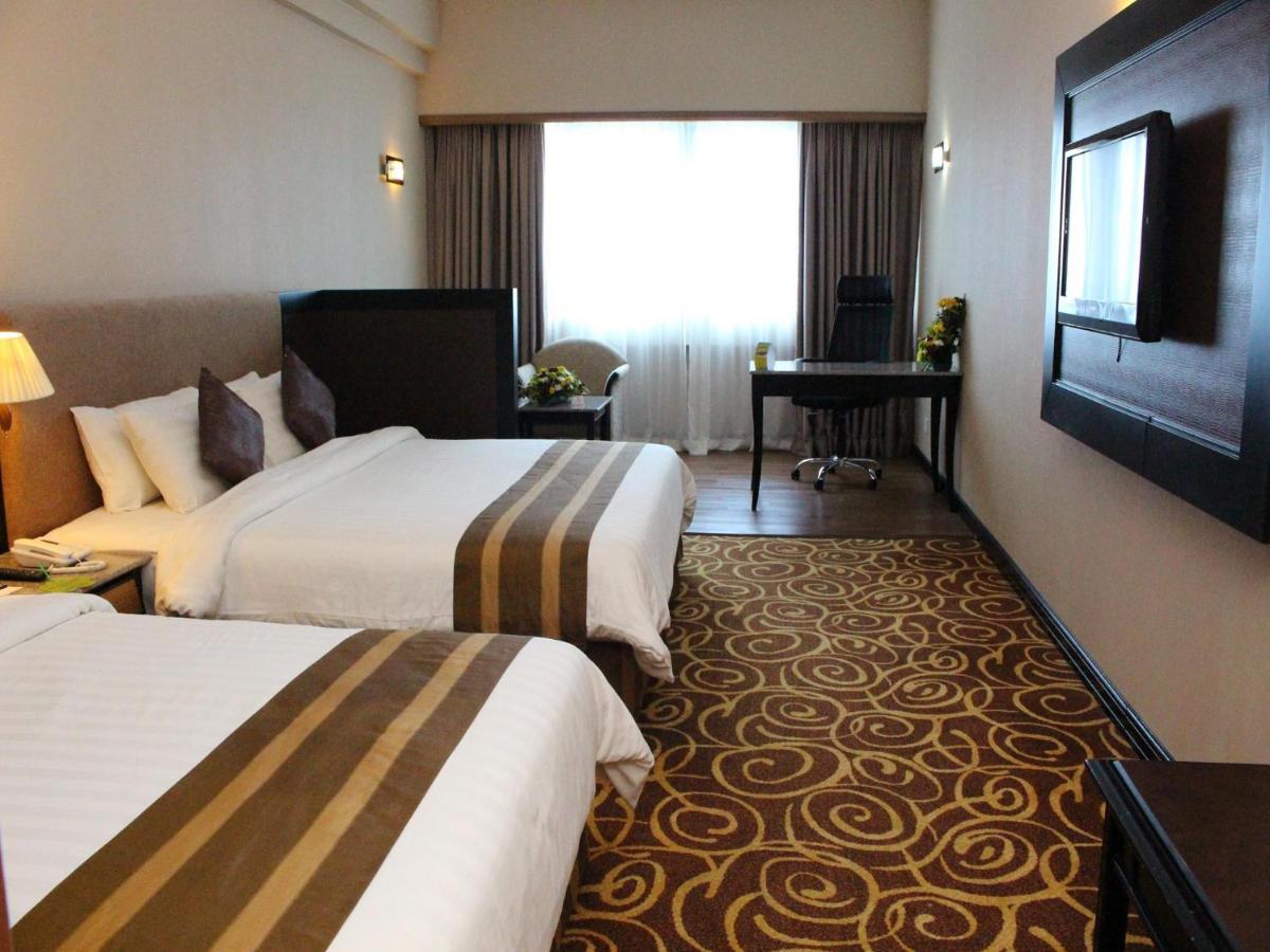 Mega Hotel Sdn Bhd Miri Exterior foto